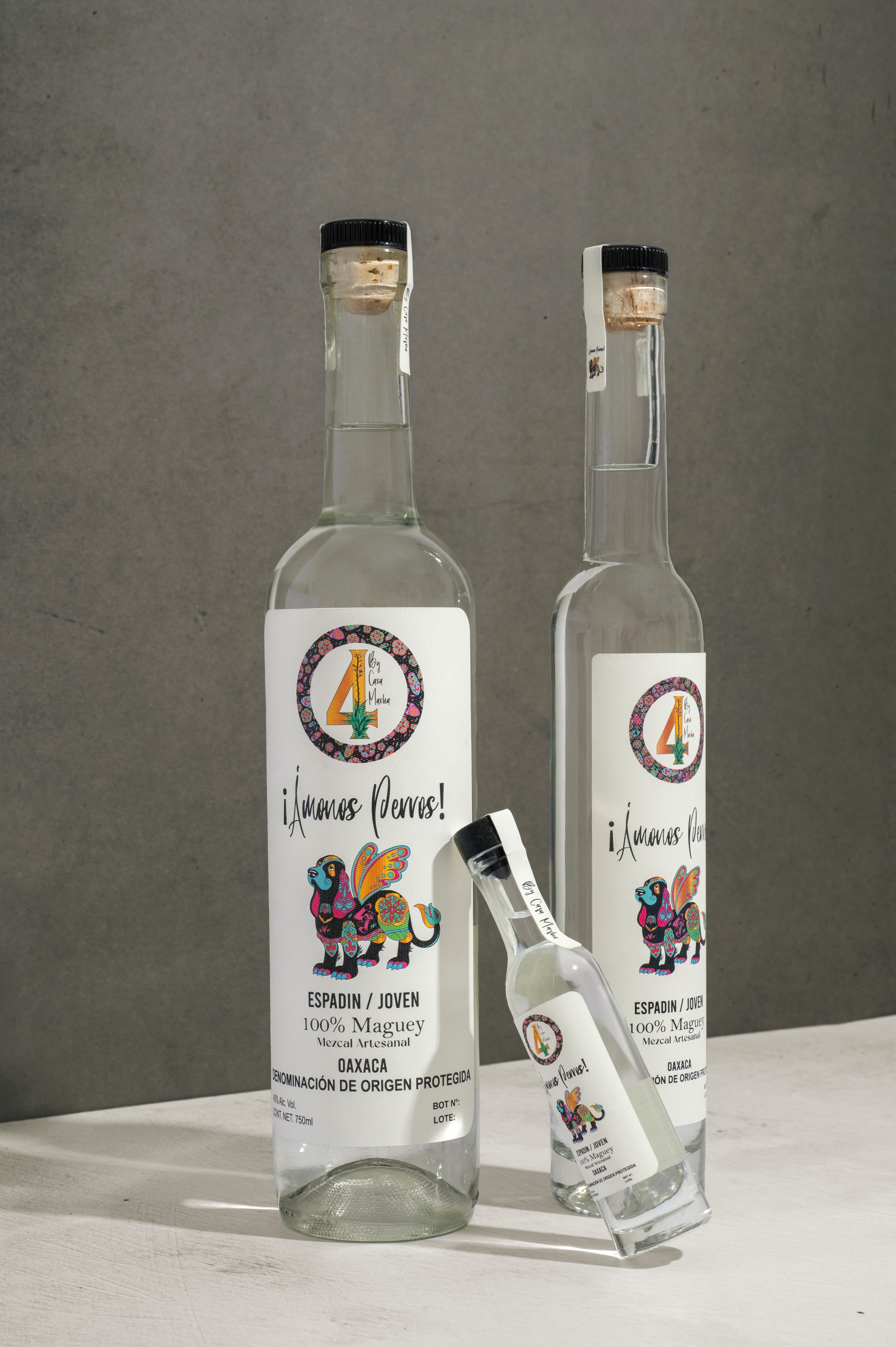 Botella de mezcal en fotografía de estudio