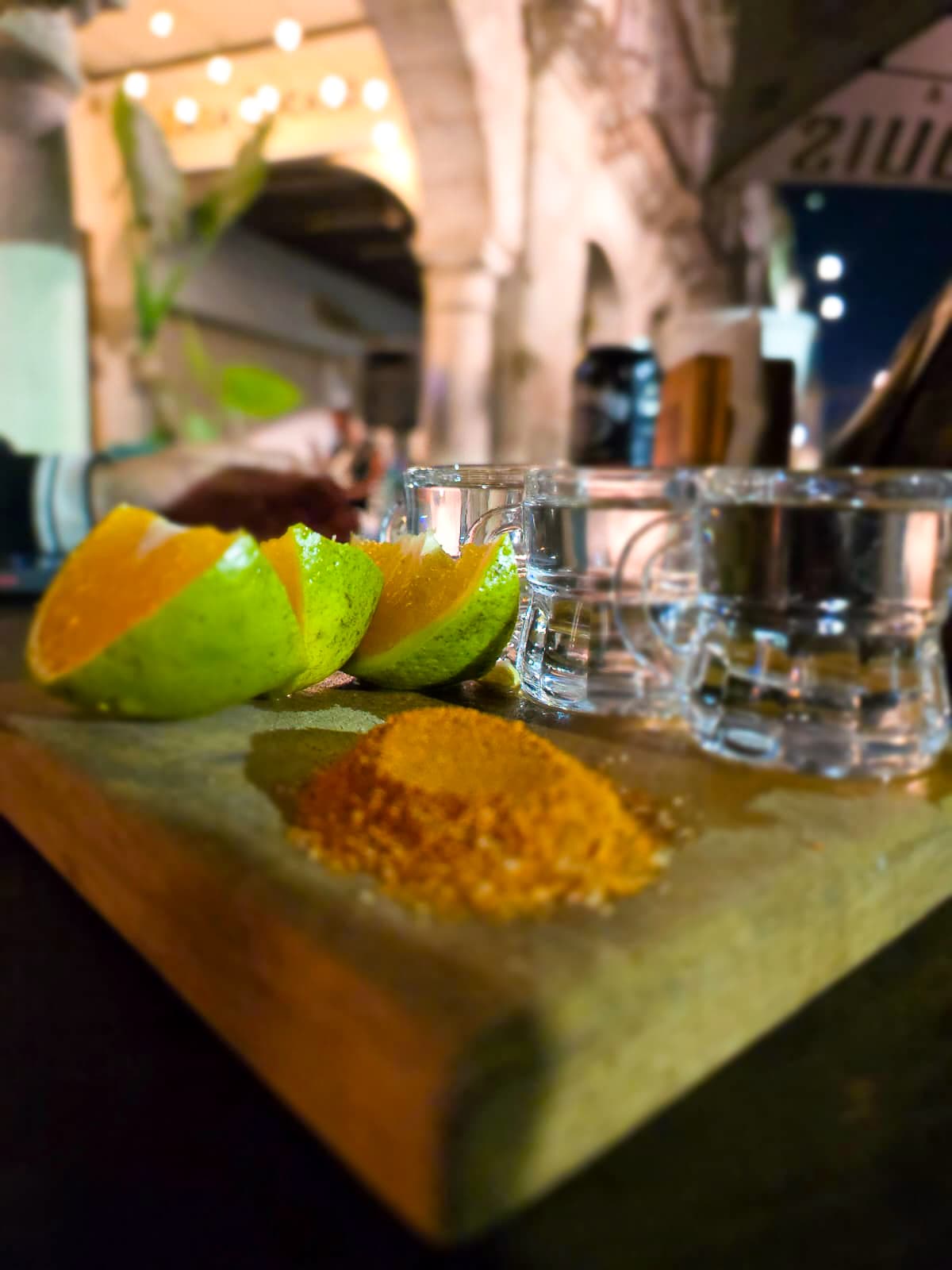 Grupo celebrando con mezcal en fiesta